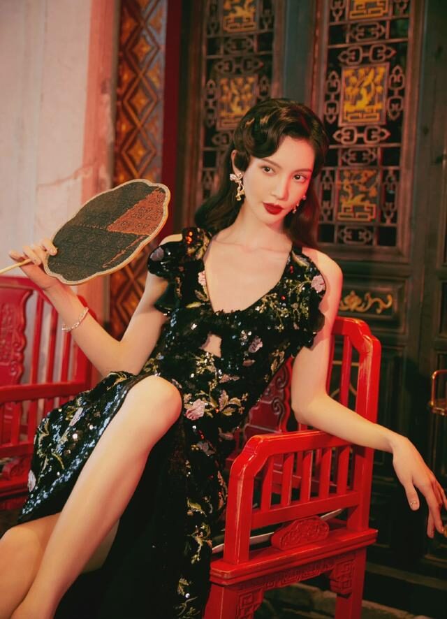 中国胸最大的女明星(金晨火锅店拍大片,穿"大领口"裙子露排骨胸,烫大