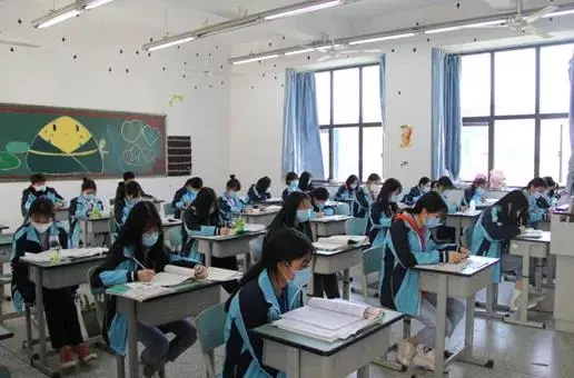 职校宿舍空调、游泳馆一应俱全，去省民政厅直属学校读书免学费