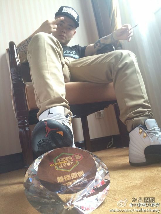 而最近的两首歌也完全体现了谢帝的态度,《瓜老外》枪口直指那些在