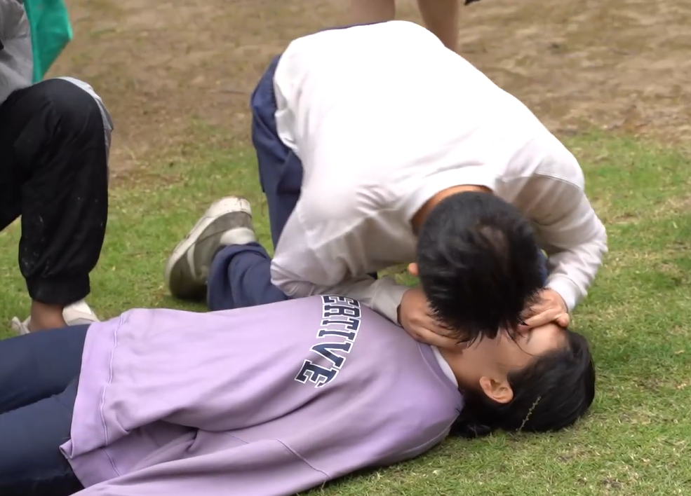 宋祖儿人工呼吸花絮曝光!被大力按压胸口,直接吐男演员一脸口水