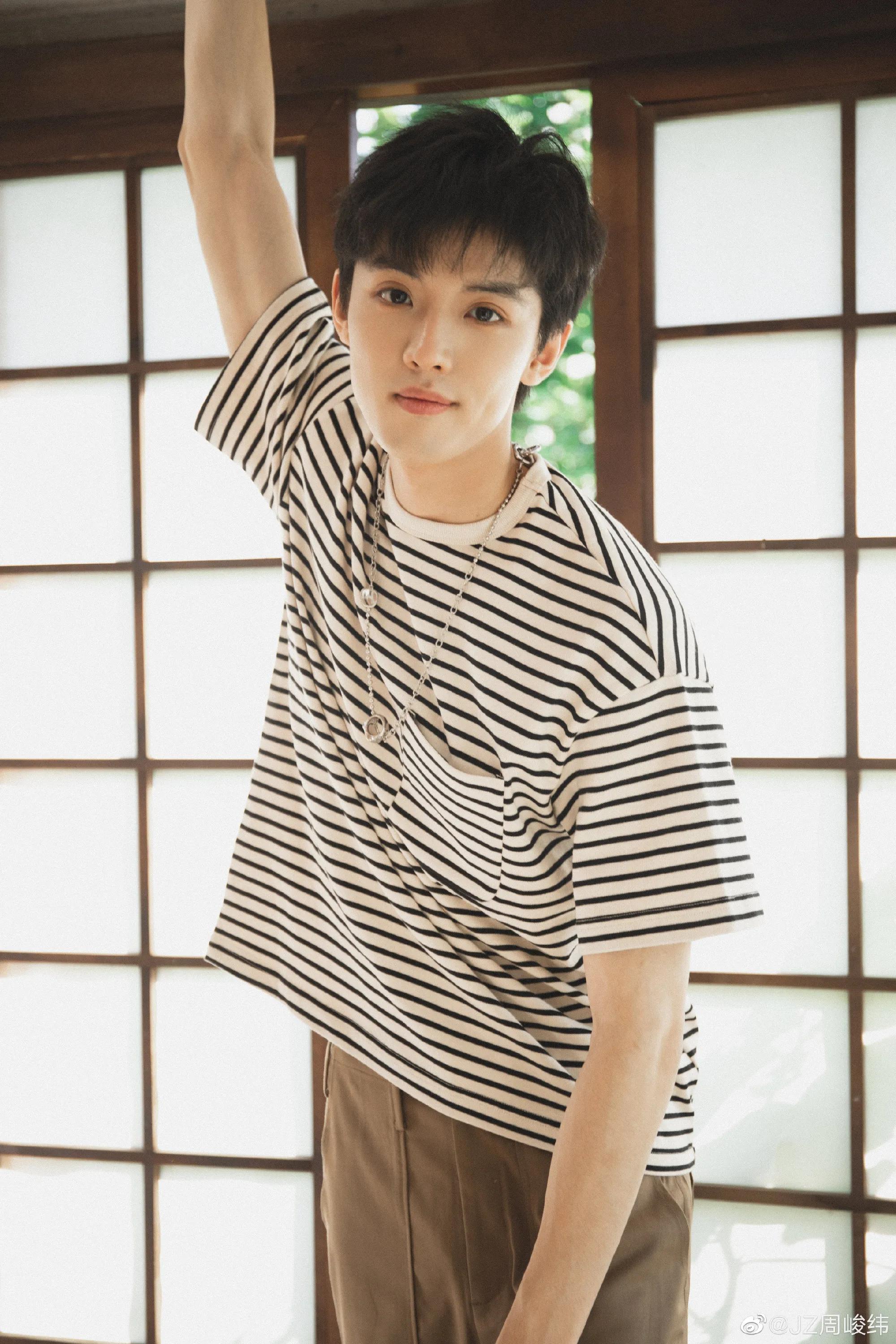 周峻纬老婆唐宁多大(周峻纬和他老婆唐宁,英年早婚的他惊到了不少人)