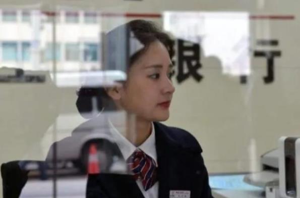 别死盯着公务员了，这些职业比公务员更“吃香”，稳定性高待遇好