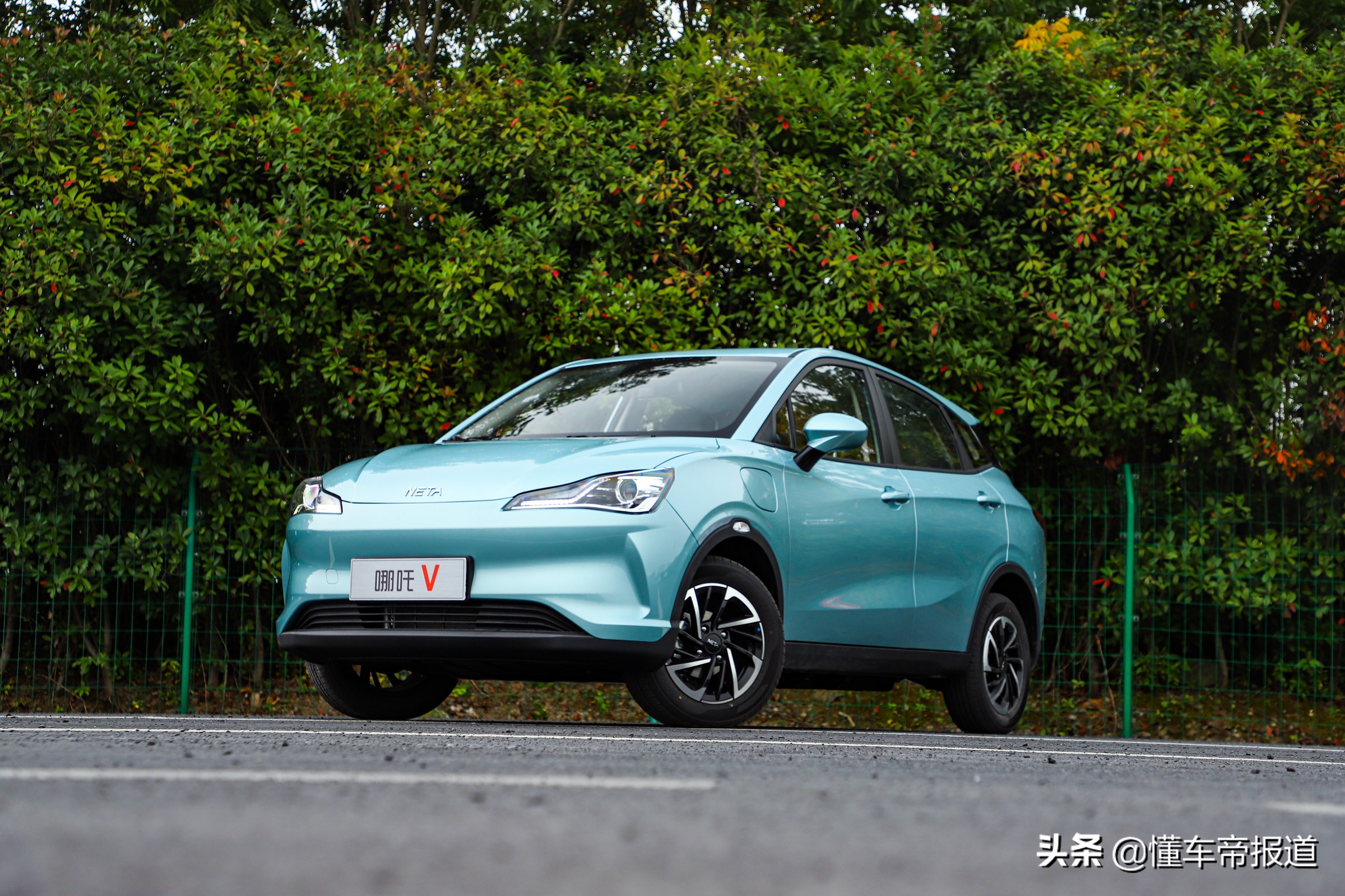 301公里,401公里★明年将推出运动版车型哪吒v的外观设计其实是一个多