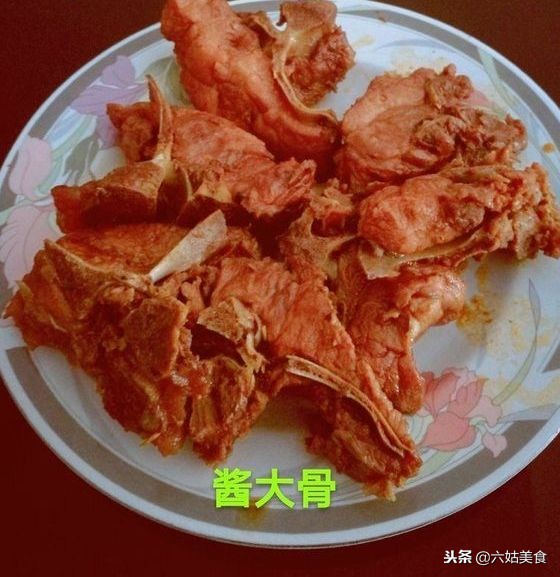 酱大骨头的家常做法，香烂入味，好吃不油腻，味道独特