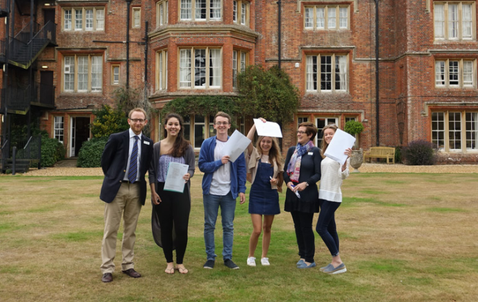 滑稽！因手机存有军训照片，赴美留学生被遣返，看看英国怎么做的