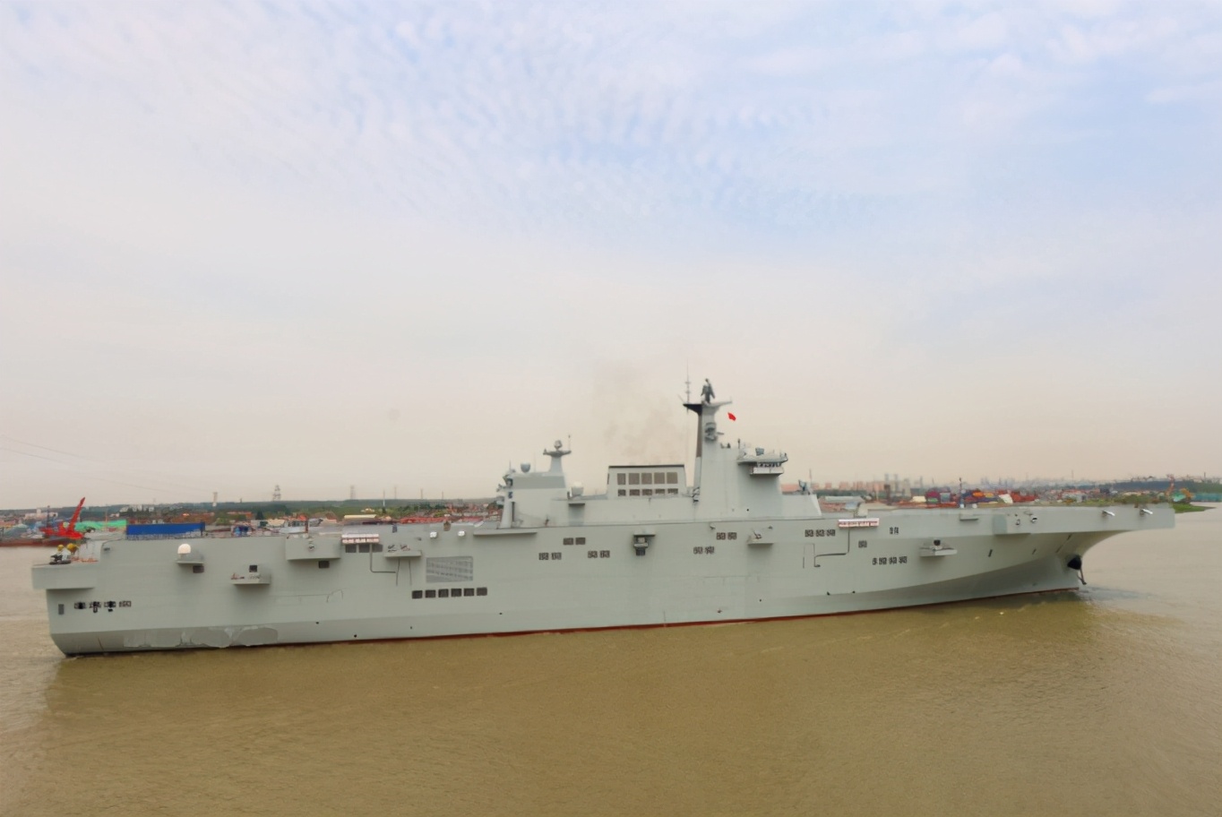 两栖攻击舰广西舰首次亮相