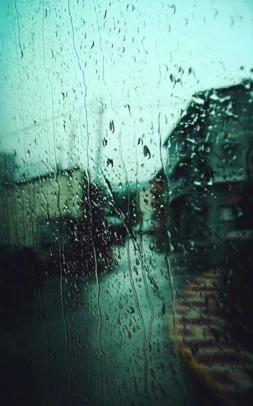 余秋雨散文：那天下雨
