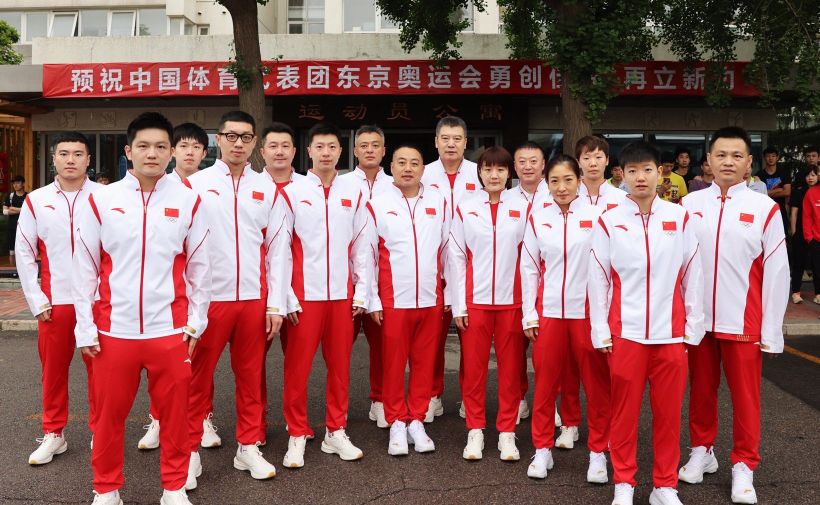 国乒正式出征东京奥运！15人合影留念，马龙气定神闲刘诗雯笑开颜