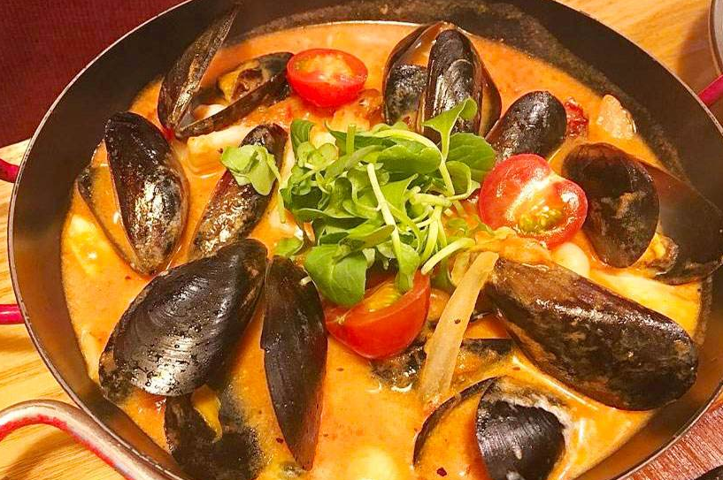 美味的青口，鲜香十足，和番茄一起焖制，汤汁浓稠，下饭美食