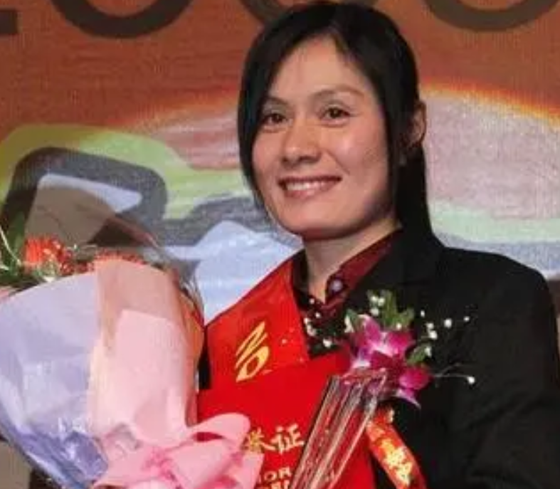 14岁辍学打工，刘丽靠洗脚供百位贫困生，2010年感动中国后如何了