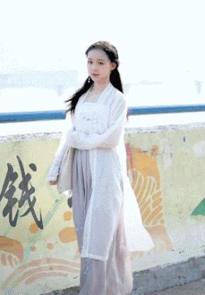 内涵美女图片动态的：最犀利的广场舞领舞！抖动抖动！