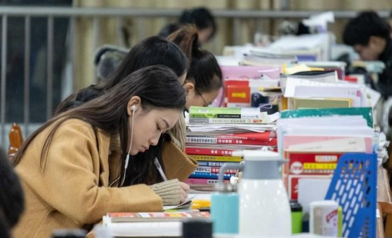 瞒着家人复读7年，高分进入政法大学，唐尚珺赢了高考却败给现实