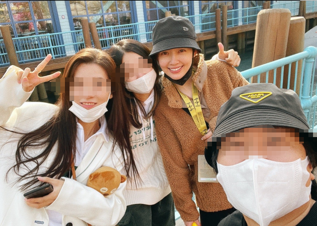 向佐郭碧婷带女儿游玩被拍！贴身拥抱好恩爱，女儿躺爸爸怀里乱动