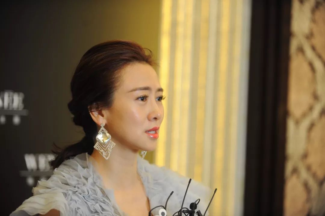 脱下的衣服难穿上！6位一脱成名的女星，无尽的争议下好多已息影