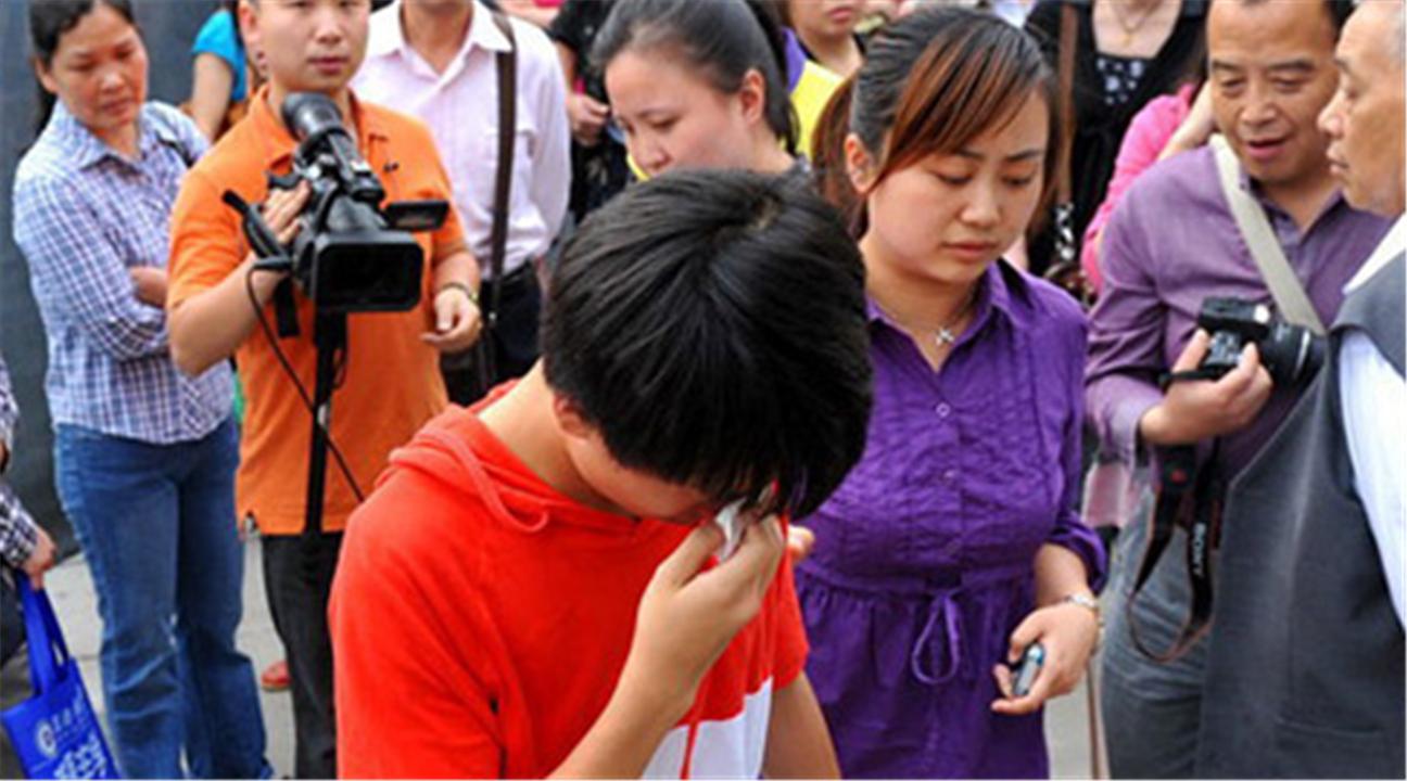 高考生迟到禁入考场，母亲下跪哀求：为何每年都有考生犯这种错？