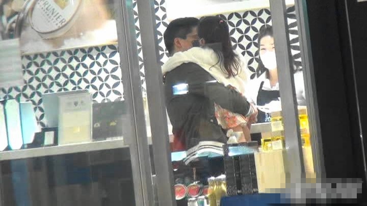 霍启刚抱四岁女儿买珠宝为晶晶庆生，两父女逛超市选购蛋糕白酒