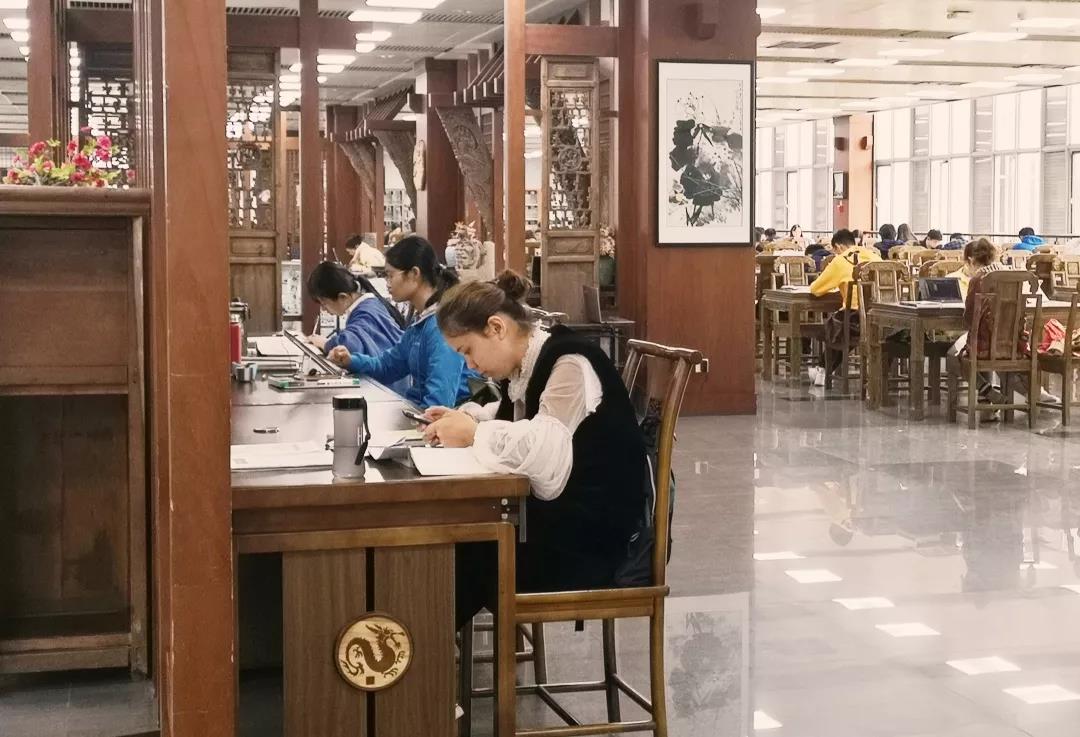 有这么好的图书馆太棒了吧！这样的图书馆给我来一打！