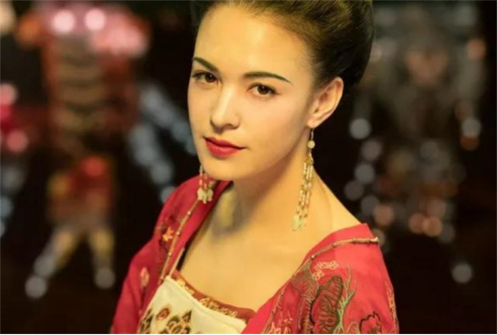 四大美女的残缺之美，西施身患心疾，昭君出塞身披斗篷不仅是寒冷
