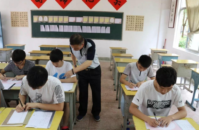 中小学生“奶酪字体”盛行，老师却并不喜欢，看见会扣卷面分