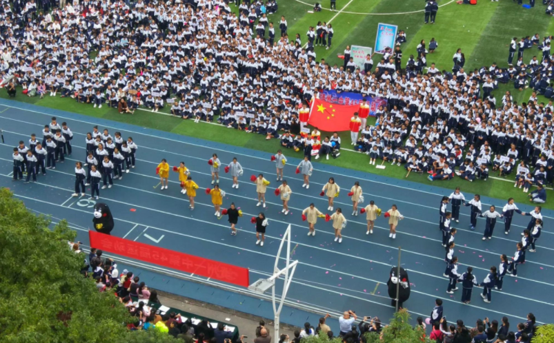 某高校运动会，4位女学生跳热舞，男生称动作不雅引发网友争议