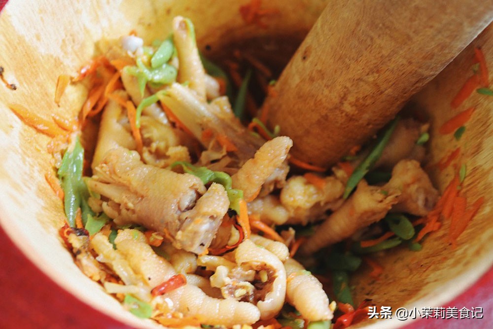 黄磊为薇娅做"舂鸡脚"引围观,教你家庭做法,比柠檬鸡爪还美味