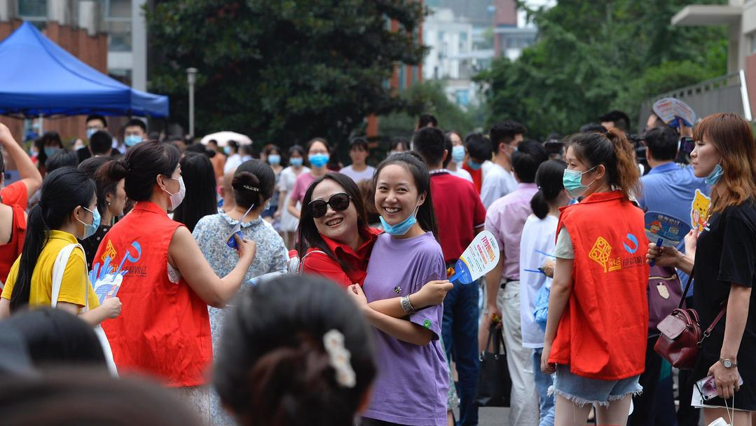 河南高考人数超过百万，录取率垫底，一考生疑因太紧张被抬进考场