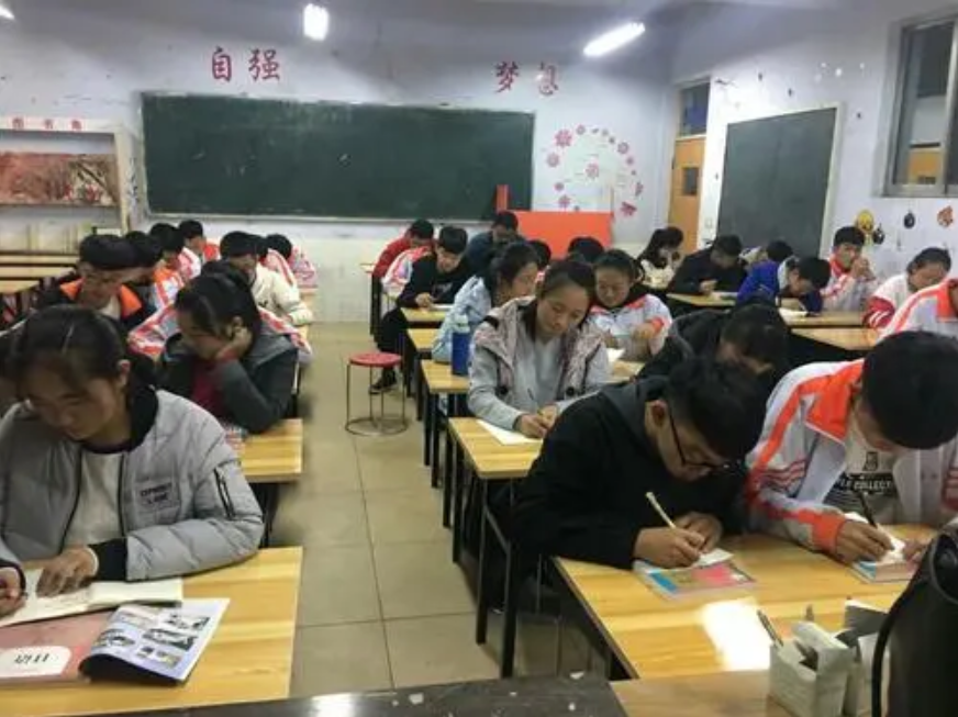 高考英语地位受到威胁，小语种开始上位，高考选其他语言靠谱吗？