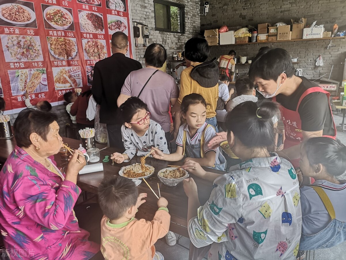 重庆男人开凉皮店，利用免费凉皮，年赚60万，方法值得学习