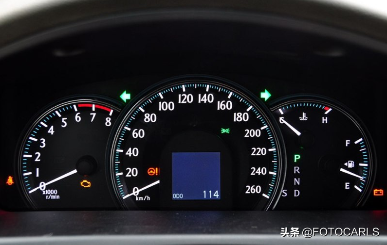 售价近90万！丰田皇冠4.3L V8沙龙VIP实拍，座椅上小喇叭相当气派