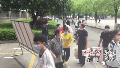 今天开学！刚刚在十堰这些学校拍下，这一幕等了太久