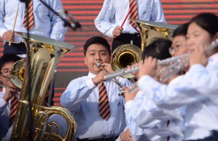 这些高中的校服令人眼前一亮，打破国人对校服的刻板印象！