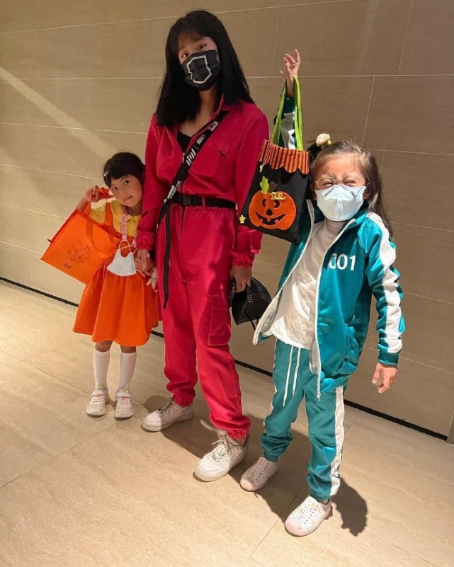 贾静雯晒万圣节照，咘咘波妞鬼马精灵，梧桐妹与妈妈贴头自拍好暖