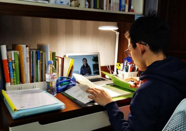 985名校宿舍被“嫌弃”，环境又破又差，新生看完不太想住了