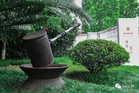 他以文科状元考入政法名校，被母校聘为副教授，还和岳父岳母是校友！