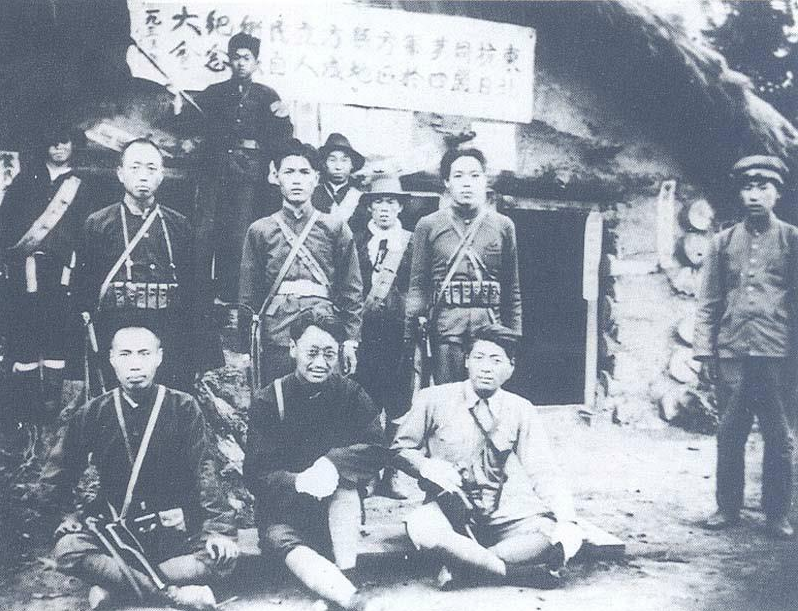 被日军俘虏后，战士亲手枪杀12名同志后自杀，用枪声发出绝密情报