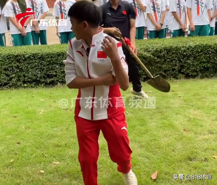 穷人的孩子早当家!全红婵重点高中种冠军树,培土浇水干活干净利落