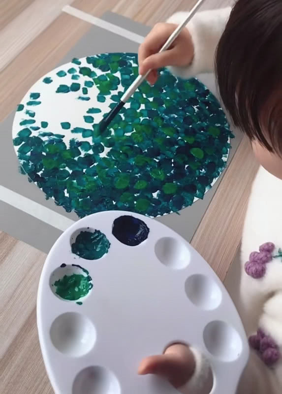 小女孩用颜料画画，本来以为是玩笑之作，看到最后：简单又好看