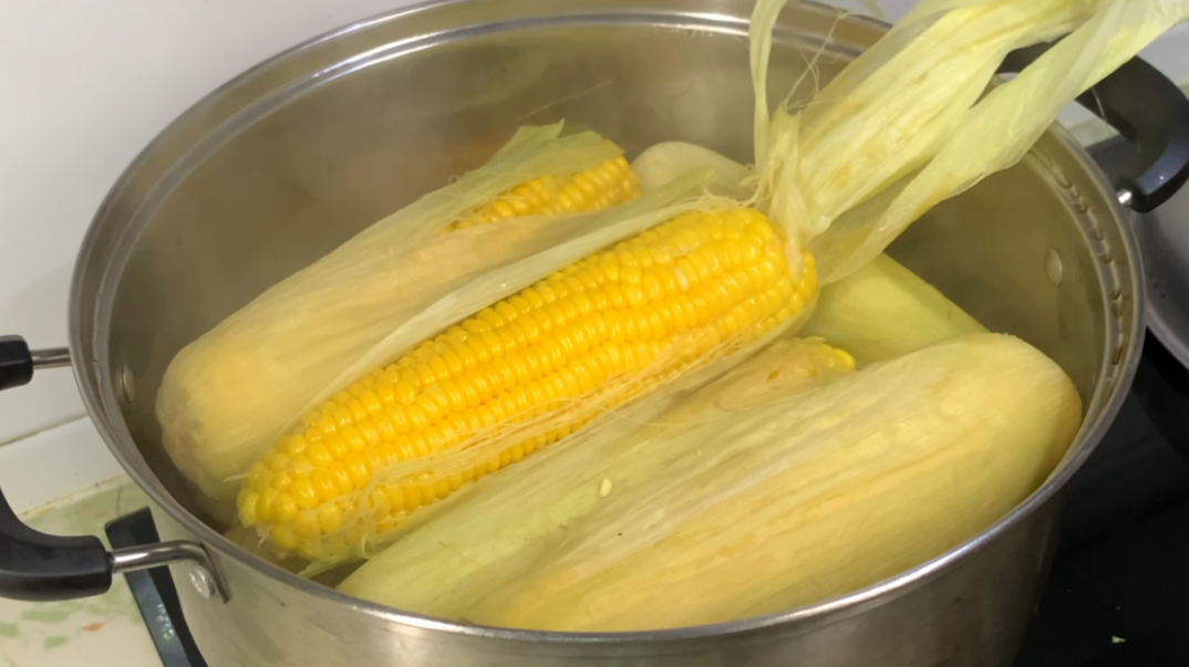 玉米怎么煮更香（煮玉米时多加2种东西就会香甜软糯）