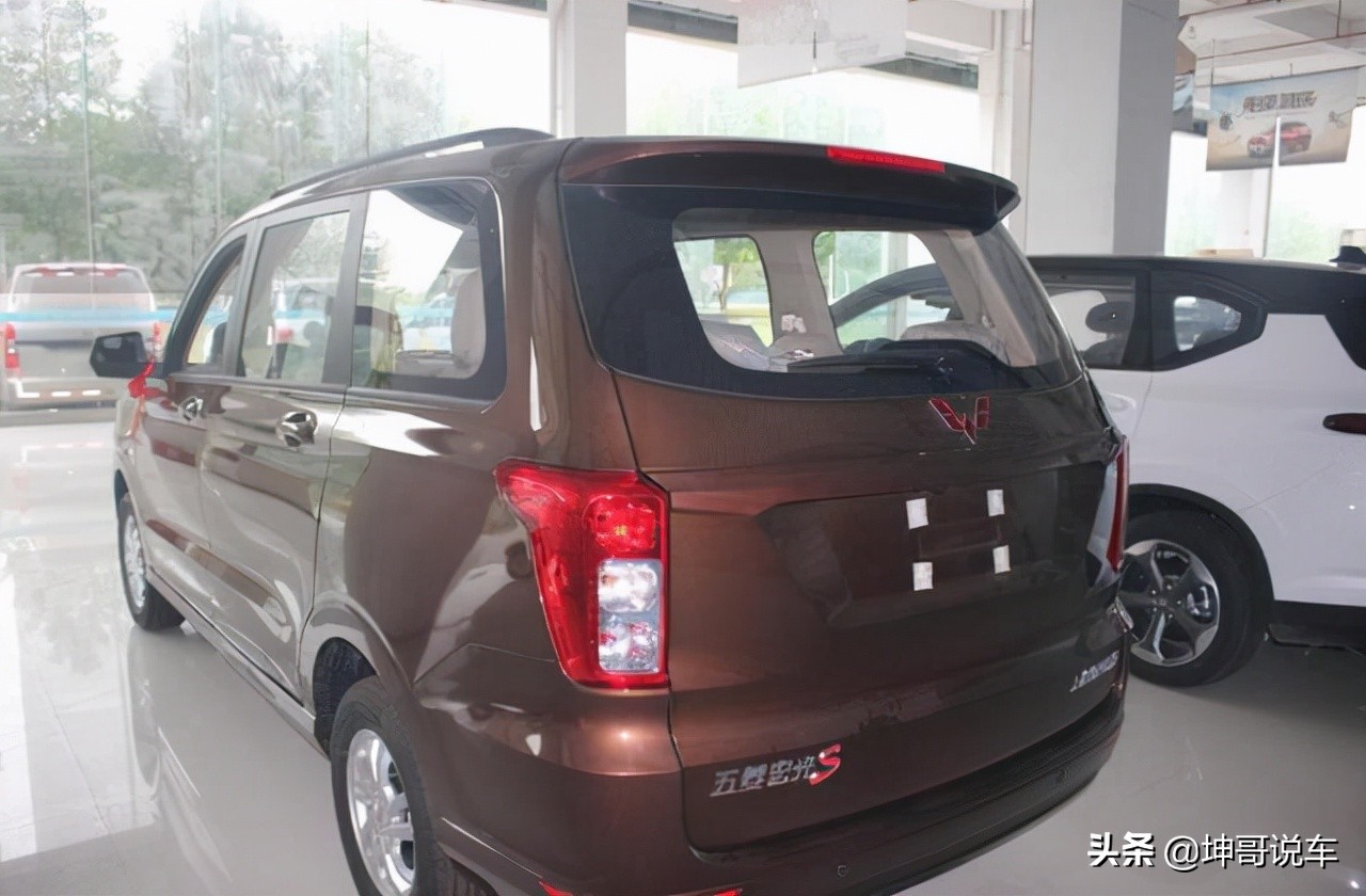 2021款五菱宏光s上市,档次不输gl8,后排媲美奥德赛,仅5.46万起