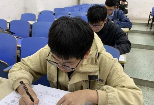 大学期间挂科率较高的5大专业，期末难度不输高考，医学位居第2