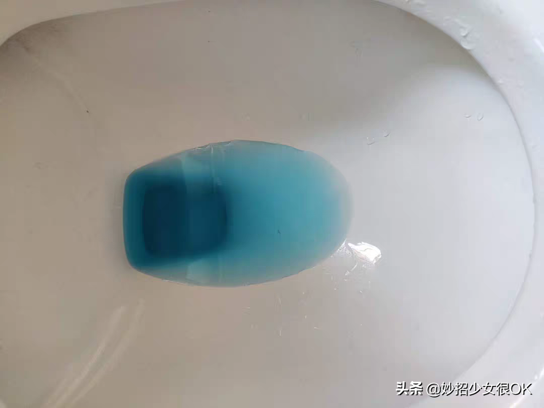 马桶污垢堆积太厚天天堵，烦人！我用一瓶可乐轻松搞定，简单高效