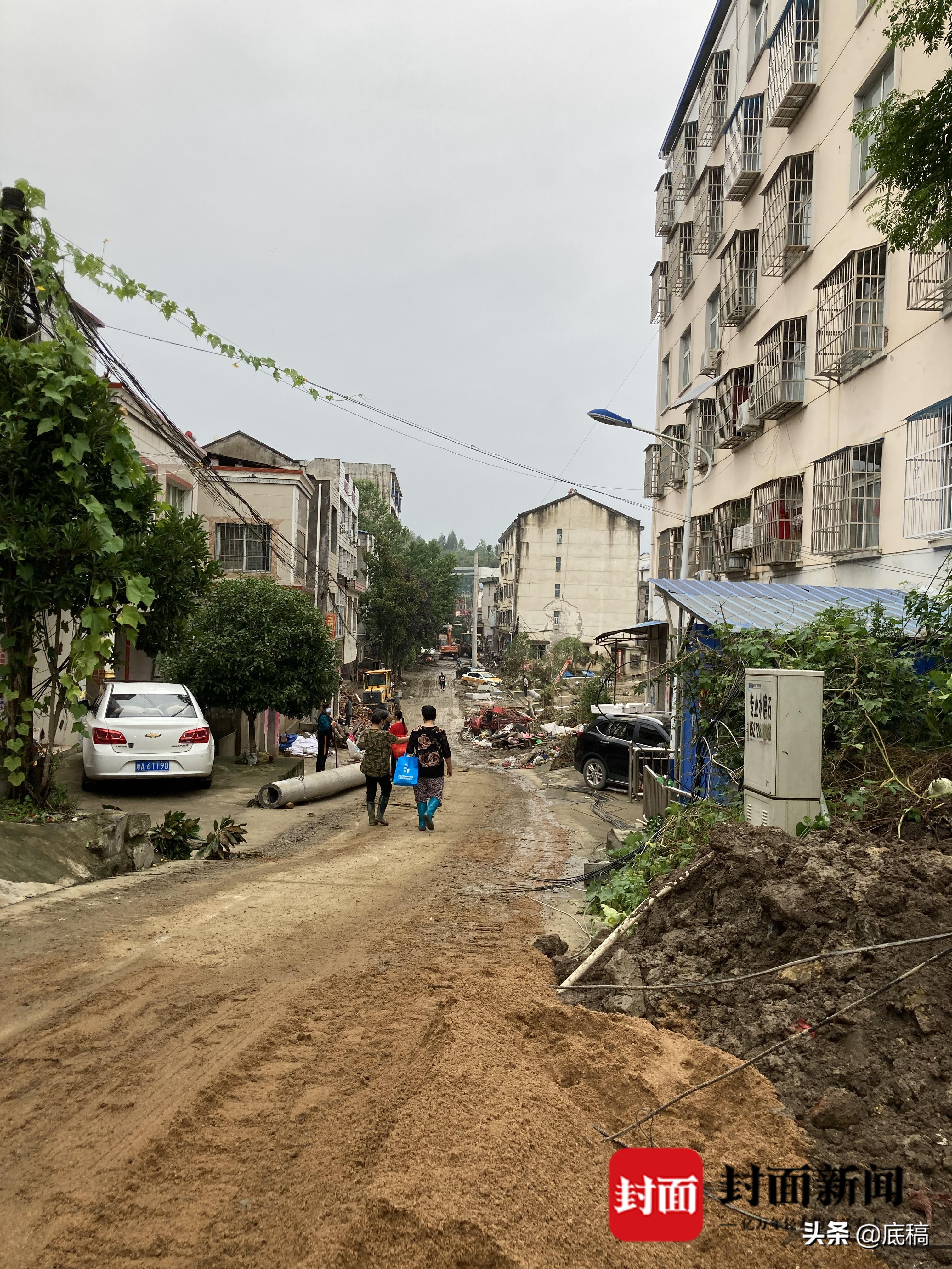 湖北随县灾害现场：男子遇难前在电线杆顶端喊“救救我”，村民质疑没提前预警