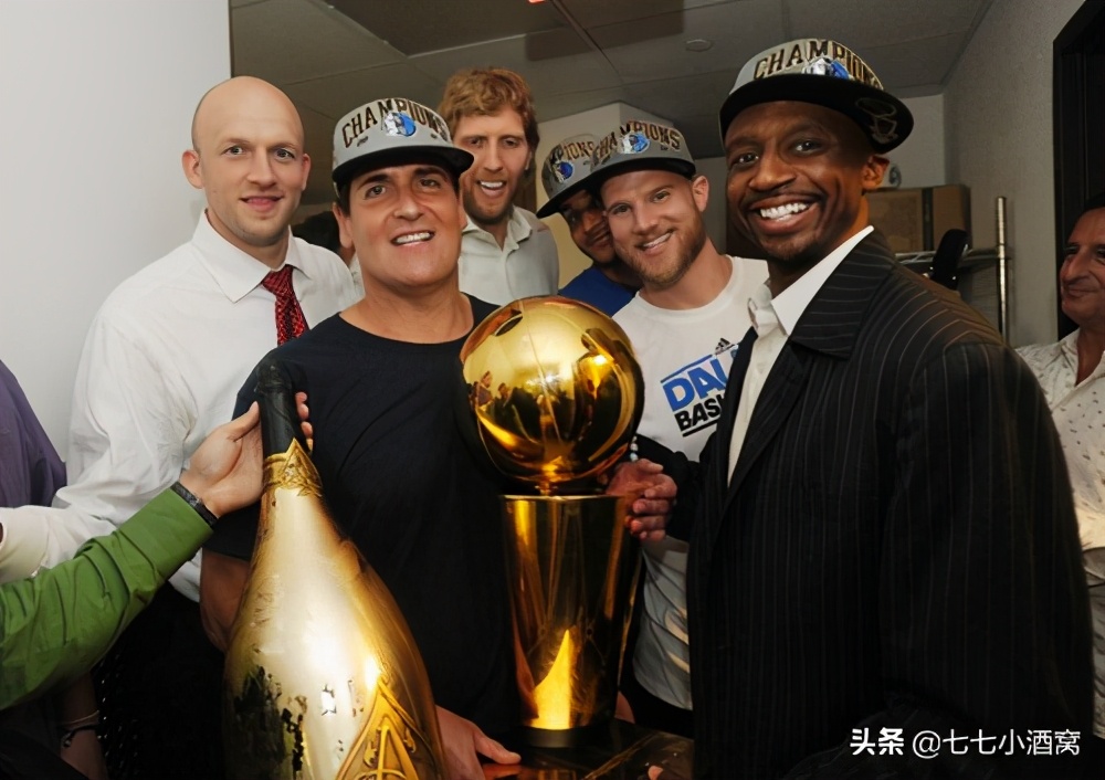 nba夺冠为什么开香槟(湖人总冠军，詹姆斯和浓眉手握的金瓶香槟什么来头？)