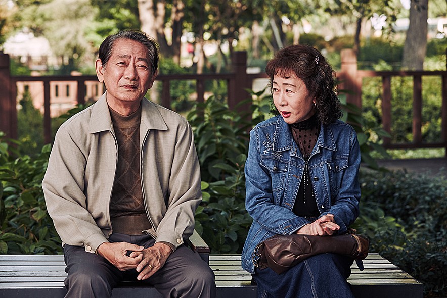 敏感题材韩国片，65岁老太公园揽客的背后，看的我扎心的痛