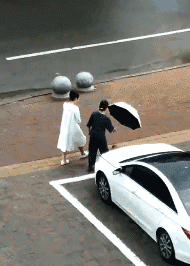 搞笑动图图片：这么多人看着呢，你还敢这样欺负我