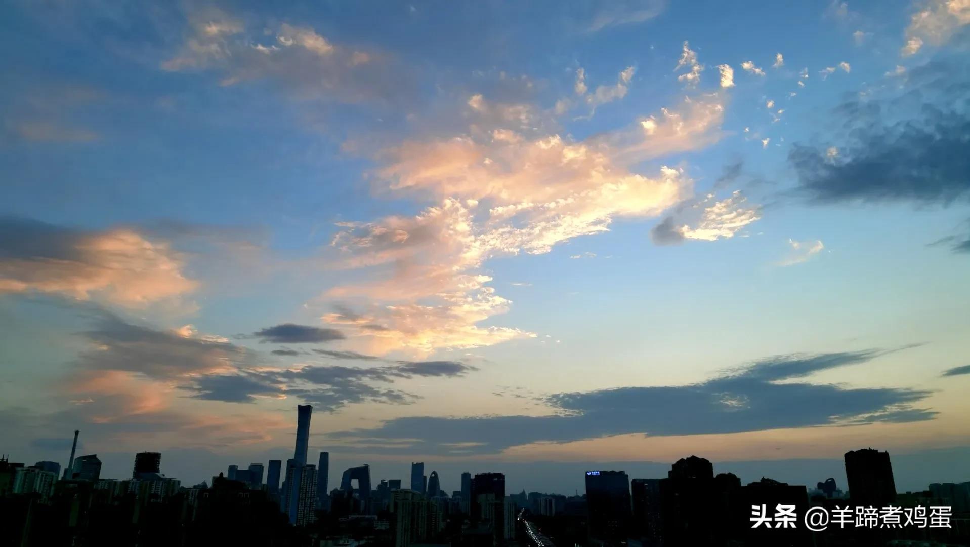 淫雨唤云行日隐耀霞红--雨后北京云空的美丽身影留下霞浓