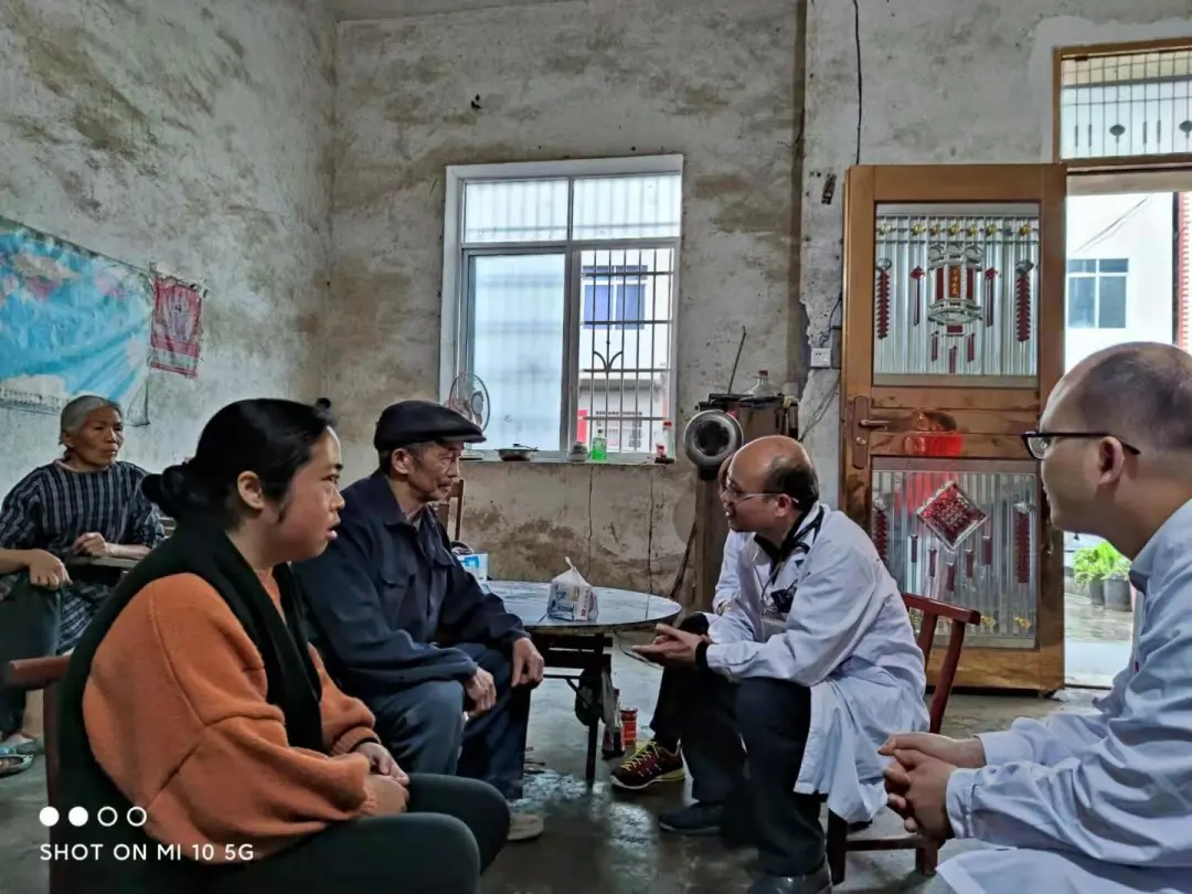 桂医二附院专家助力红色革命老区开展健康文化宣传服务活动