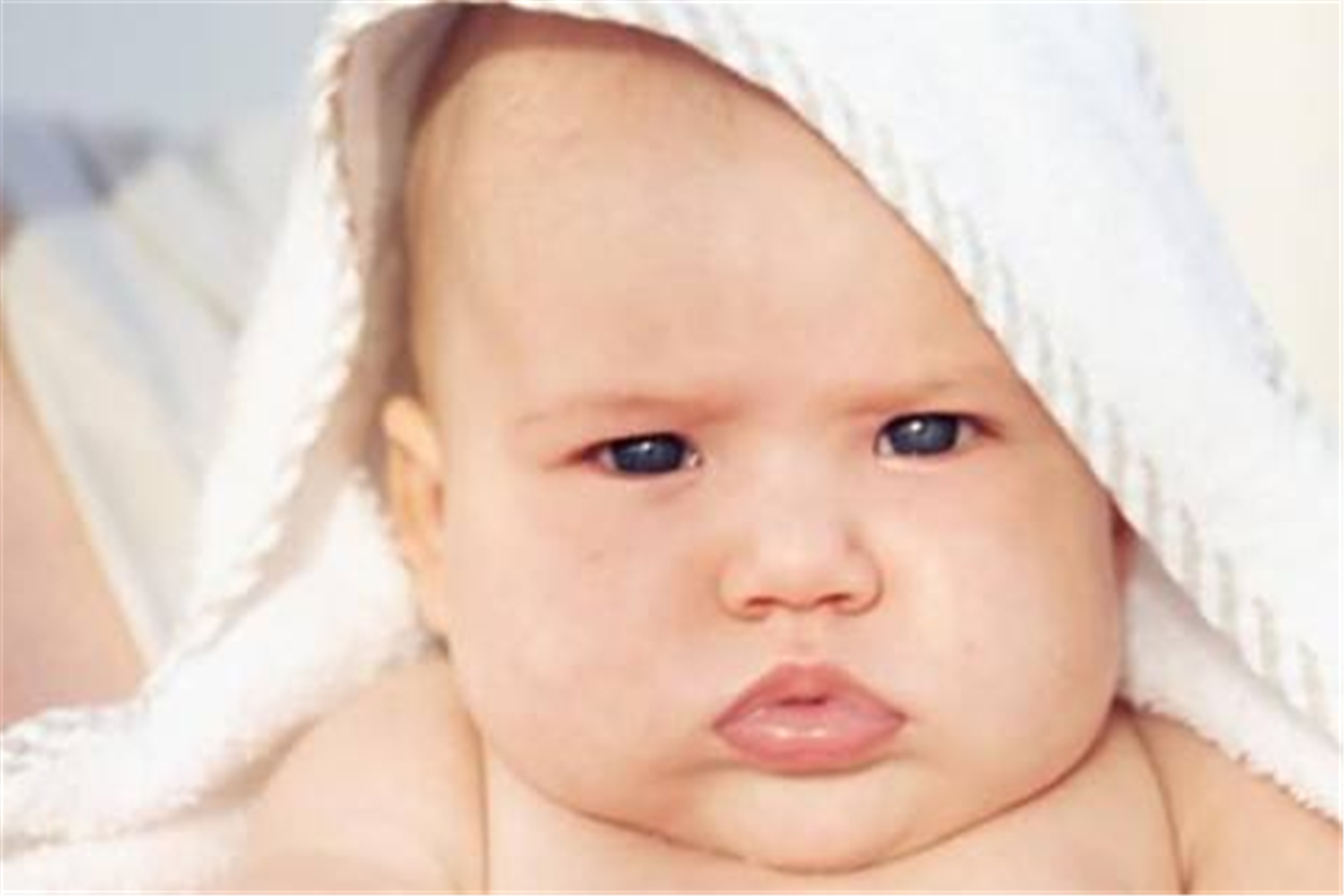 两个月的宝宝经常吐奶怎么办 如何预防宝宝吐奶小技巧 _八宝网