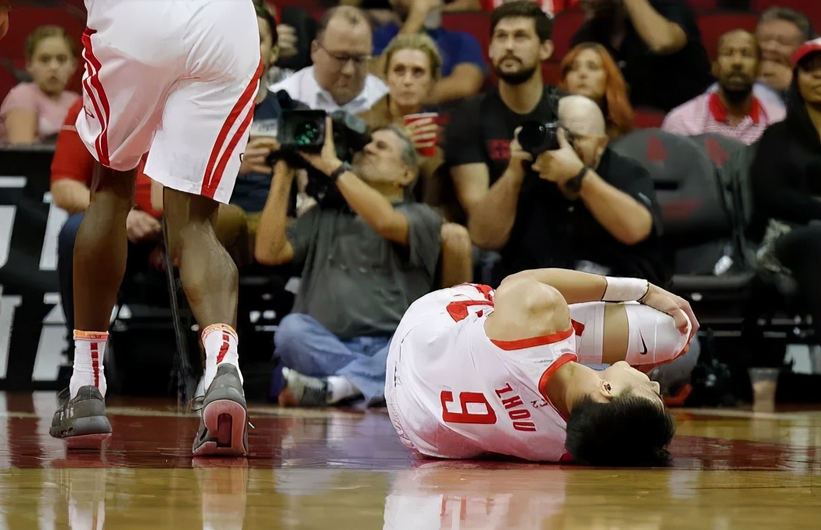 为什么nba打球少抽筋(NBA比赛强度多高？詹姆斯曾在比赛抽筋，劳森一肘让对手脸变形)