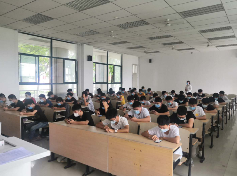 考不上本科别急着复读，3类专科院校比二本有优势，就业一点不难